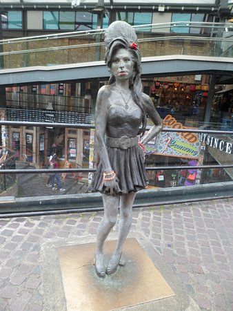 Estatua de Amy Winehouse